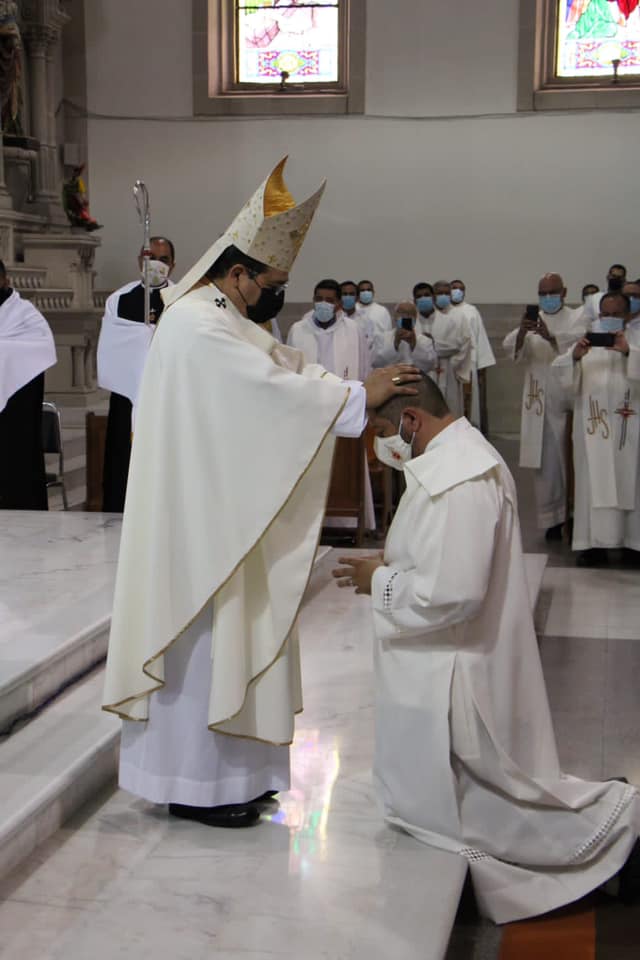 ARZOBISPO ORDENA NUEVO SACERDOTE  MIEMBRO DE LA ORDEN DE LOS MISIONEROS DEL ESPIRÍTU SANTO
