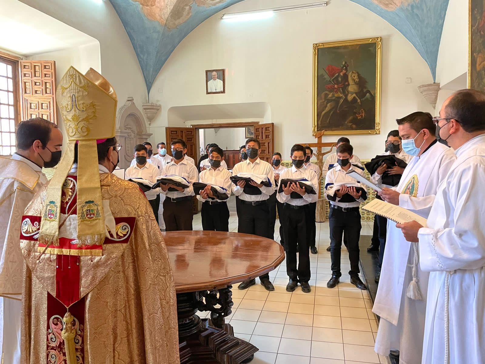 IMPOSICIÓN DE SOTANAS A JÓVENES SEMINARISTAS